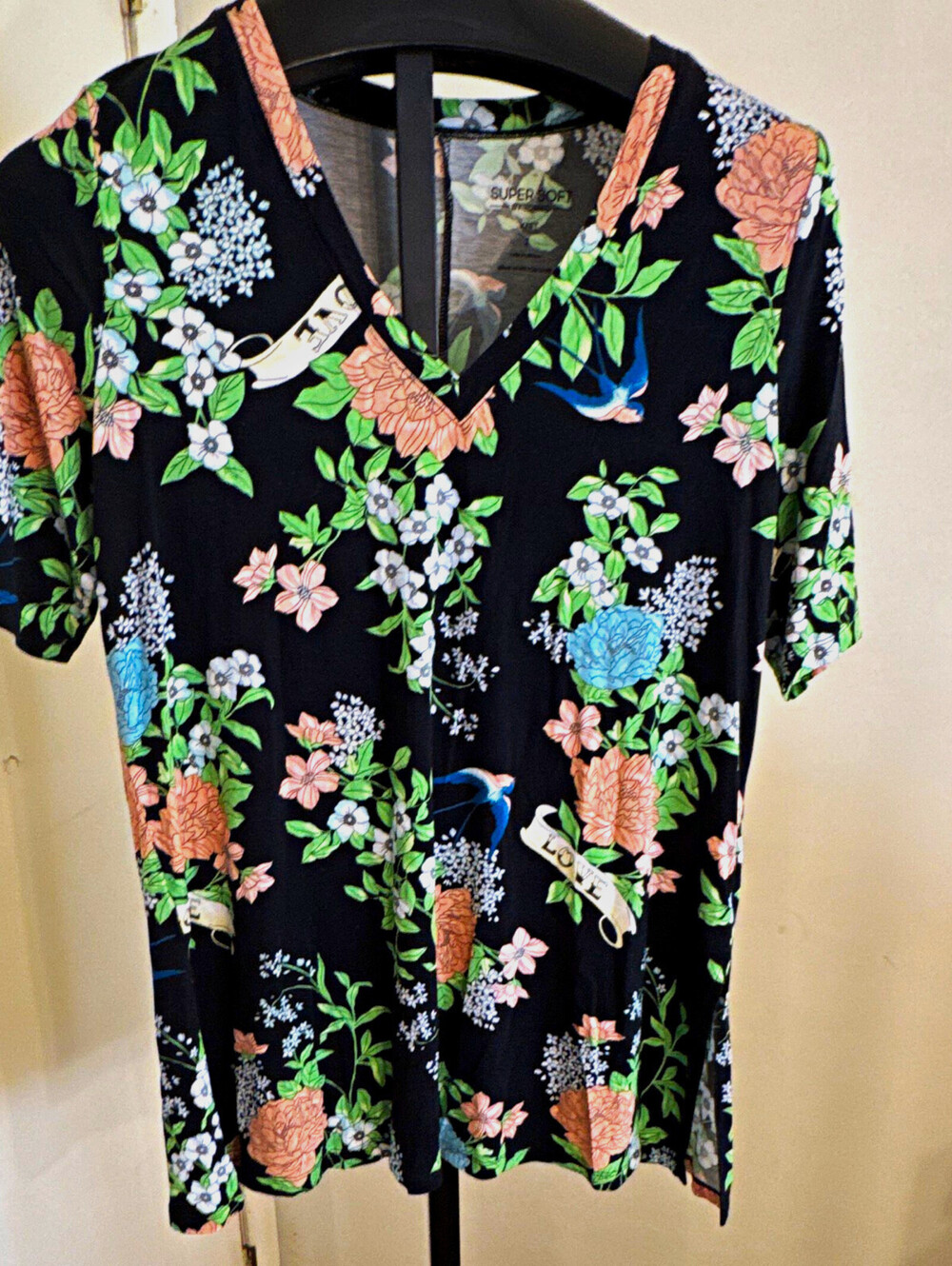 Torrid Super Soft Knit Black Floral Love V-Neck Short Sleeve Top Size 1